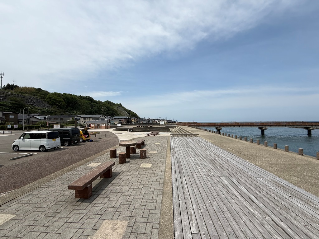 出雲崎町の旧呉服店海岸線沿い集落に建つ、2つの土蔵を取り込んだグッドデザイン賞受賞古民家物件