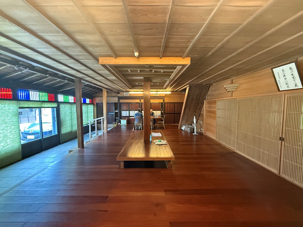 出雲崎町の旧呉服店海岸線沿い集落に建つ、2つの土蔵を取り込んだグッドデザイン賞受賞古民家物件