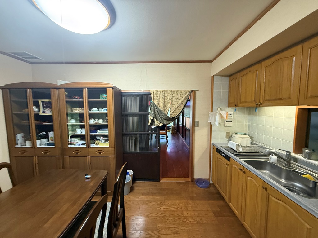 出雲崎町の旧呉服店海岸線沿い集落に建つ、2つの土蔵を取り込んだグッドデザイン賞受賞古民家物件