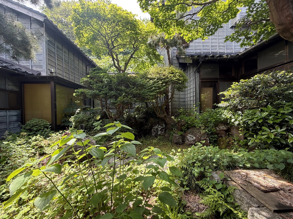 出雲崎町の旧呉服店海岸線沿い集落に建つ、2つの土蔵を取り込んだグッドデザイン賞受賞古民家物件