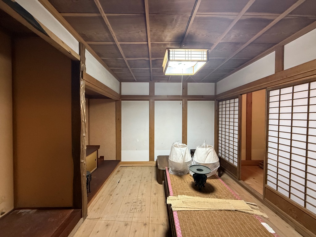 出雲崎町の旧呉服店海岸線沿い集落に建つ、2つの土蔵を取り込んだグッドデザイン賞受賞古民家物件