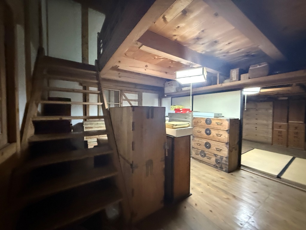 出雲崎町の旧呉服店海岸線沿い集落に建つ、2つの土蔵を取り込んだグッドデザイン賞受賞古民家物件