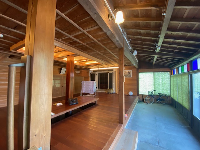 出雲崎町の旧呉服店海岸線沿い集落に建つ、2つの土蔵を取り込んだグッドデザイン賞受賞古民家物件