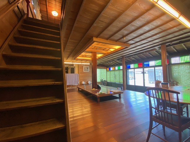 出雲崎町の旧呉服店海岸線沿い集落に建つ、2つの土蔵を取り込んだグッドデザイン賞受賞古民家物件