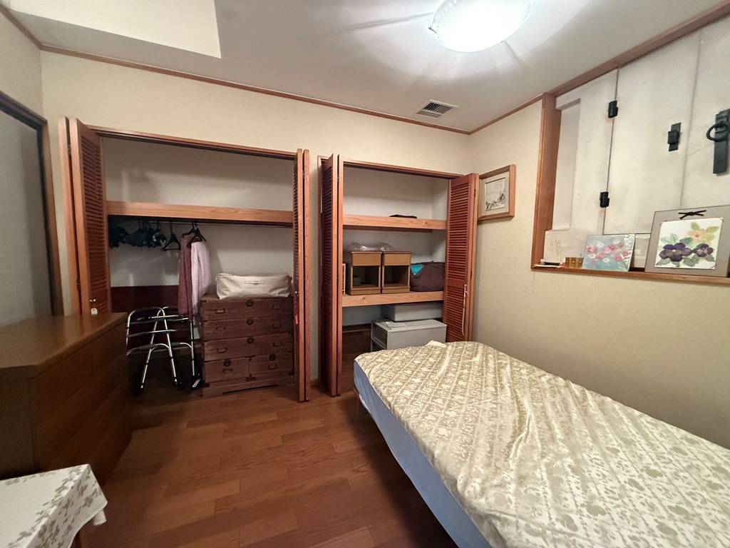 出雲崎町の旧呉服店海岸線沿い集落に建つ、2つの土蔵を取り込んだグッドデザイン賞受賞古民家物件