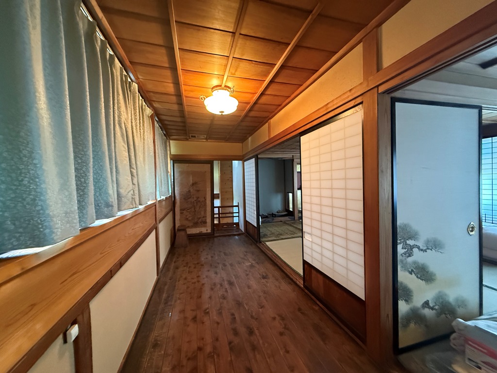 出雲崎町の旧呉服店海岸線沿い集落に建つ、2つの土蔵を取り込んだグッドデザイン賞受賞古民家物件