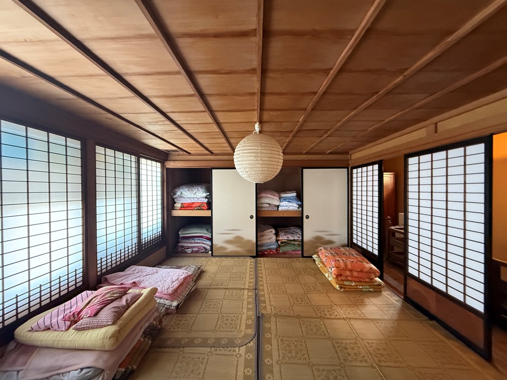 出雲崎町の旧呉服店海岸線沿い集落に建つ、2つの土蔵を取り込んだグッドデザイン賞受賞古民家物件