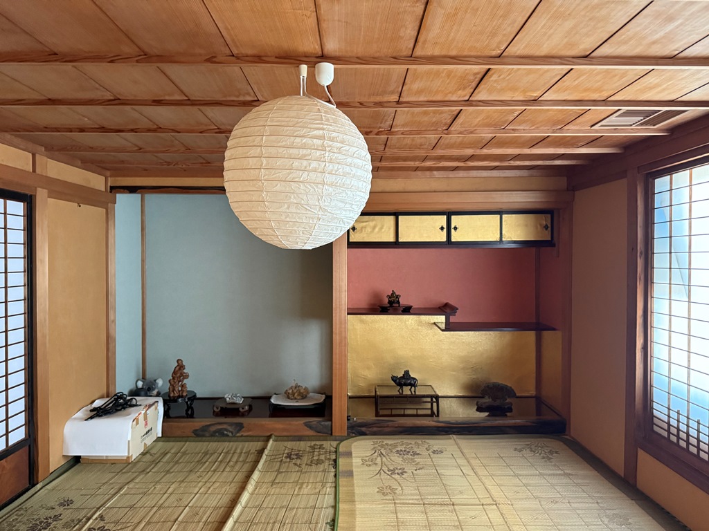 出雲崎町の旧呉服店海岸線沿い集落に建つ、2つの土蔵を取り込んだグッドデザイン賞受賞古民家物件