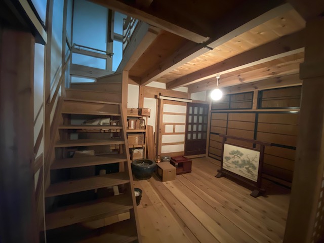 出雲崎町の旧呉服店海岸線沿い集落に建つ、2つの土蔵を取り込んだグッドデザイン賞受賞古民家物件