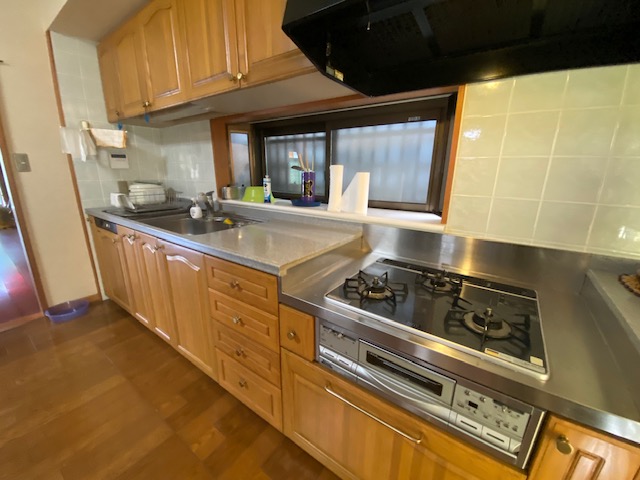 出雲崎町の旧呉服店海岸線沿い集落に建つ、2つの土蔵を取り込んだグッドデザイン賞受賞古民家物件