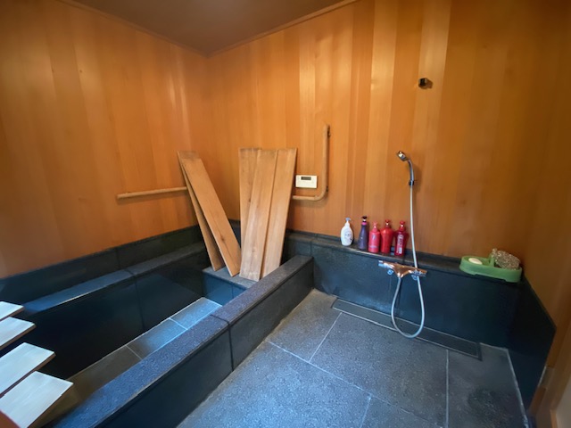 出雲崎町の旧呉服店海岸線沿い集落に建つ、2つの土蔵を取り込んだグッドデザイン賞受賞古民家物件