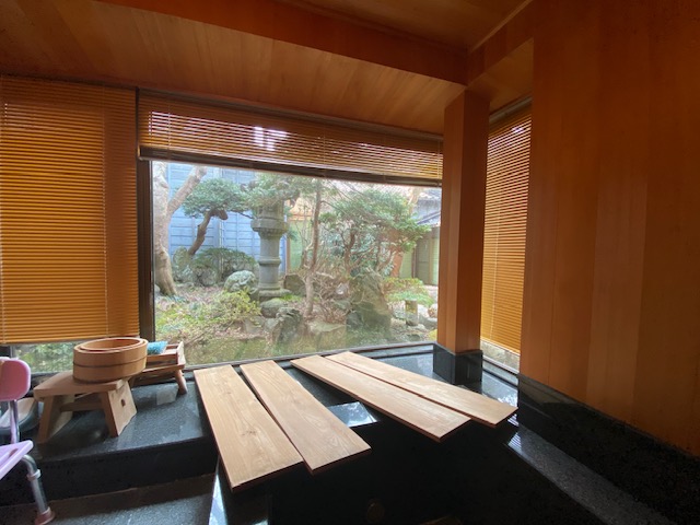 出雲崎町の旧呉服店海岸線沿い集落に建つ、2つの土蔵を取り込んだグッドデザイン賞受賞古民家物件